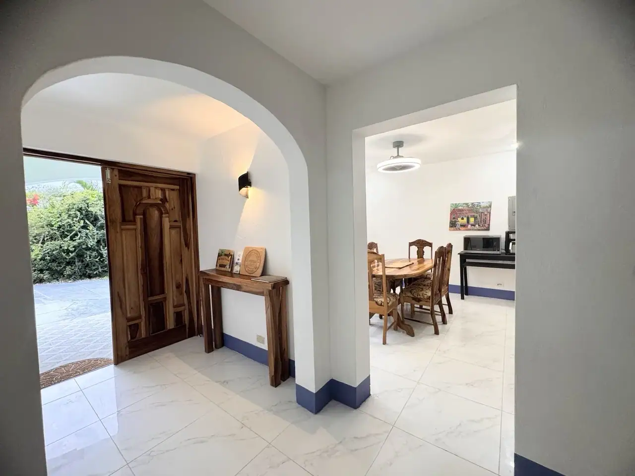 The airy entrance and dining area inside Serendipity Beach Villa