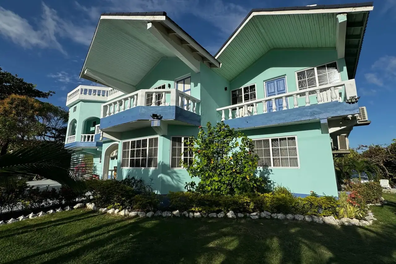 The turquoise villa and its greenery